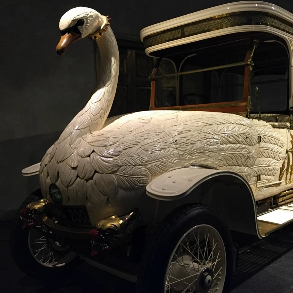 Автомобиль лебедь