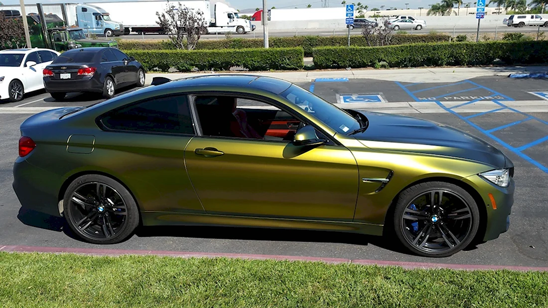 BMW m4 зеленый матовый