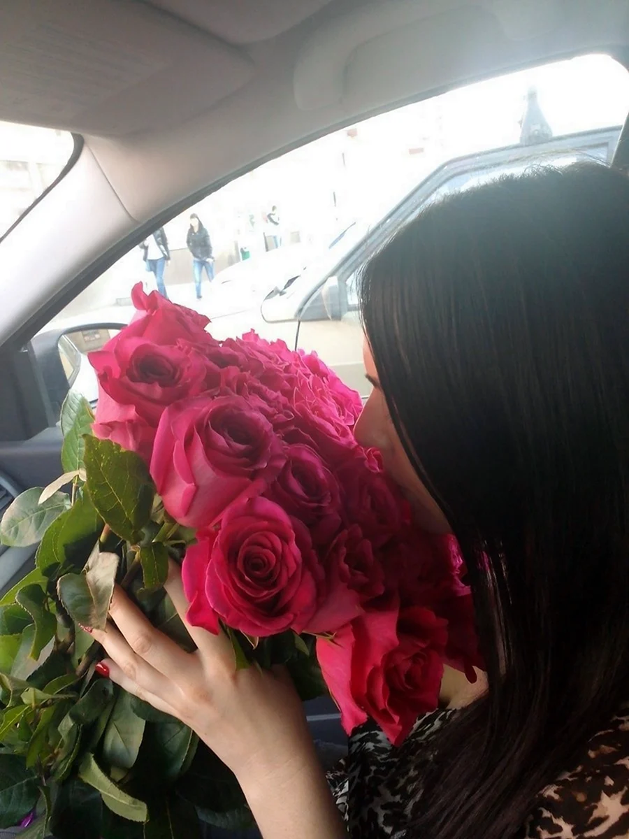 Картинки на аву девушка с цветами в машине без лица (68 фото)