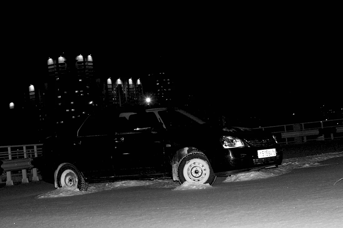 Черная Приора ночью зимой