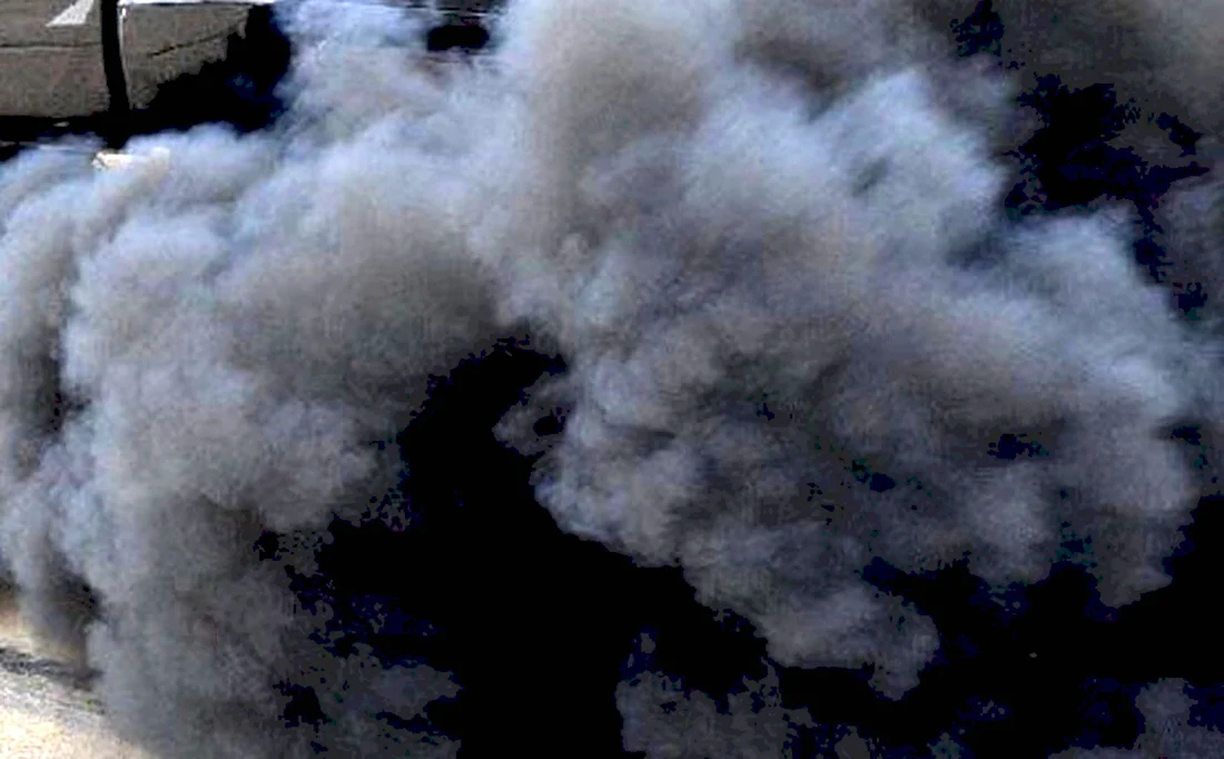 Чёрный дым из выхлопной трубы дизель КАМАЗ