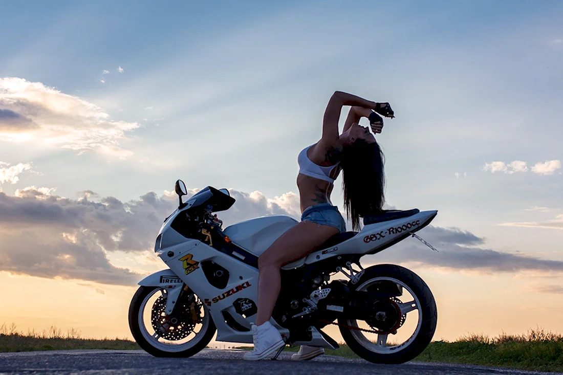 Девушка на мотоцикле