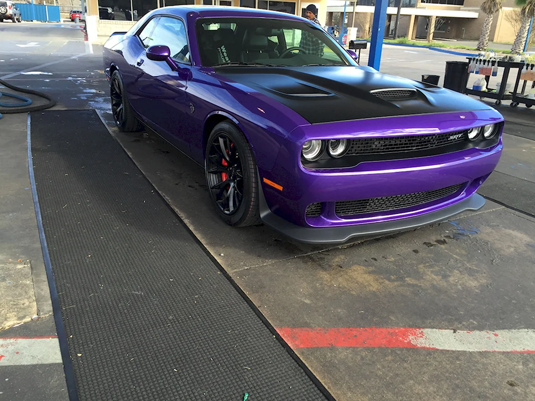 Dodge Challenger Hellcat фиолетовый