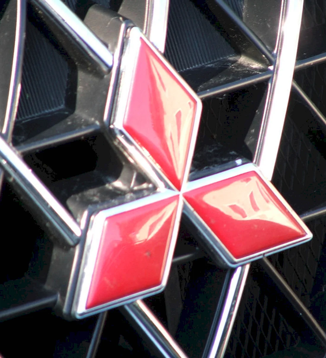 Эмблема автомобиля Mitsubishi