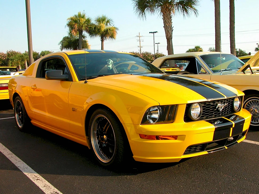 Ford Mustang желтый
