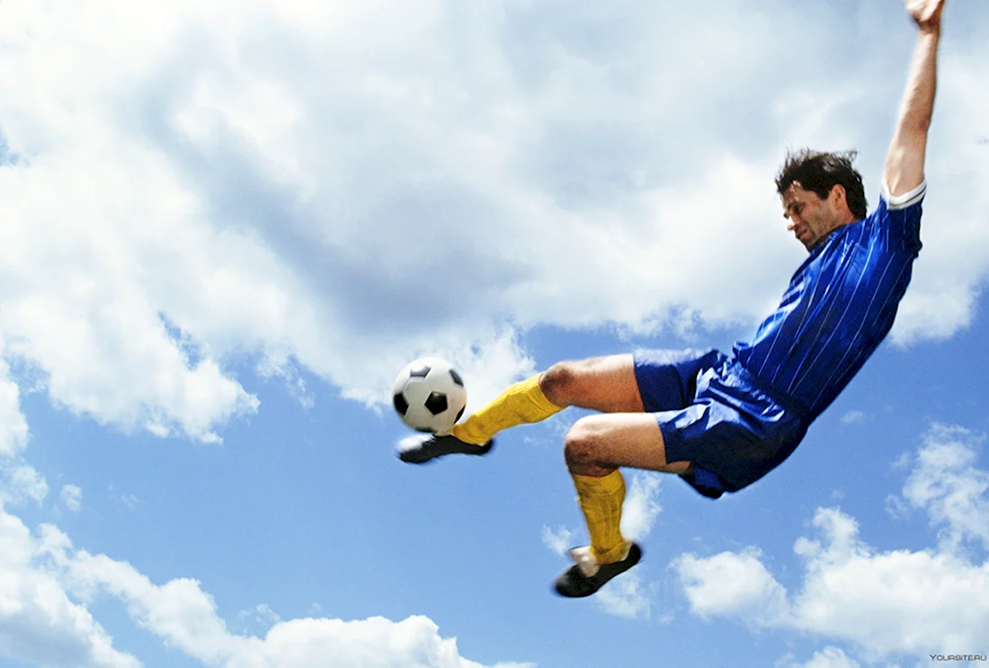 Футболист в прыжке