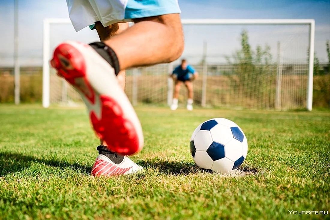 Футбольный мяч и нога