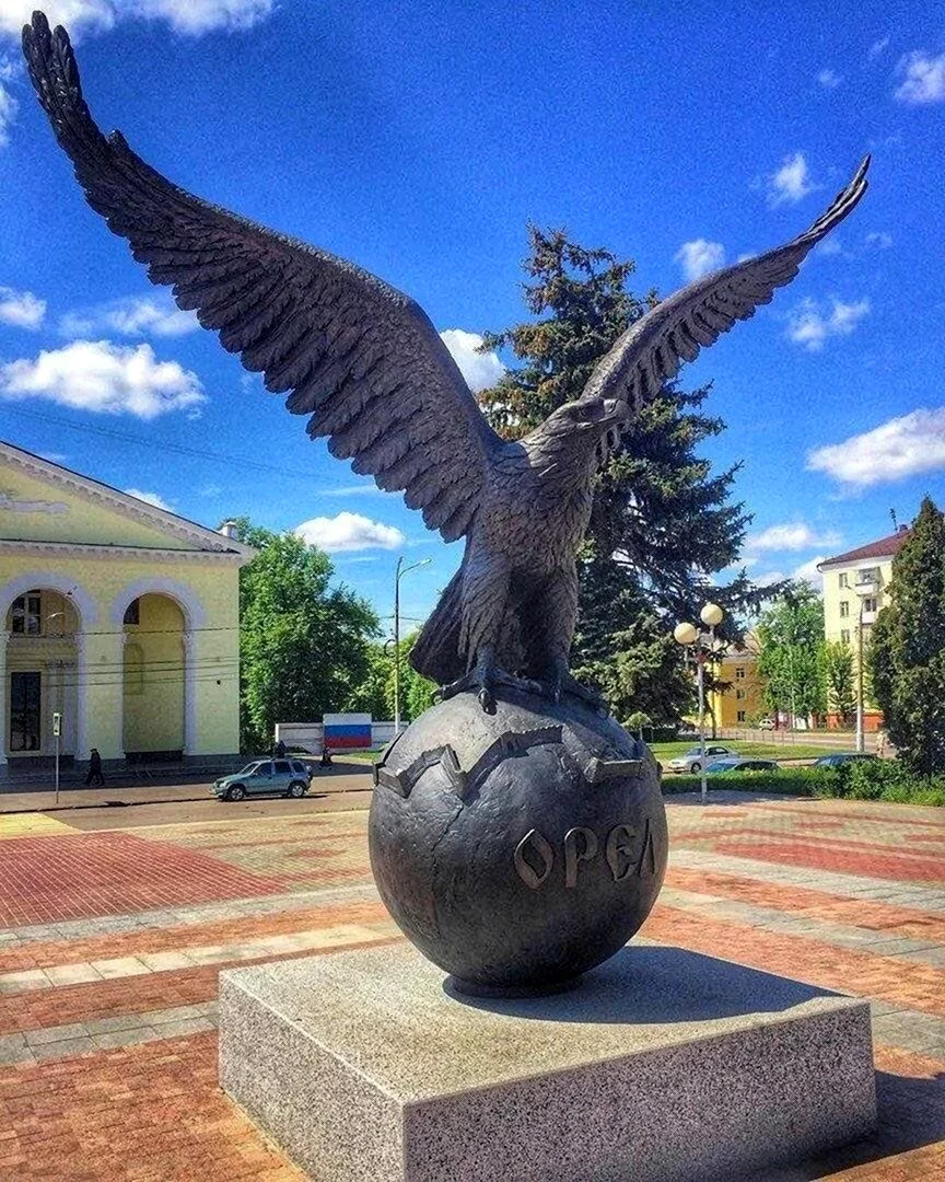 Столица города орла. ЖД вокзал орёл.Орел памятник. Пятигорск Орел памятник. Памятник Орлу в Орле на вокзале.