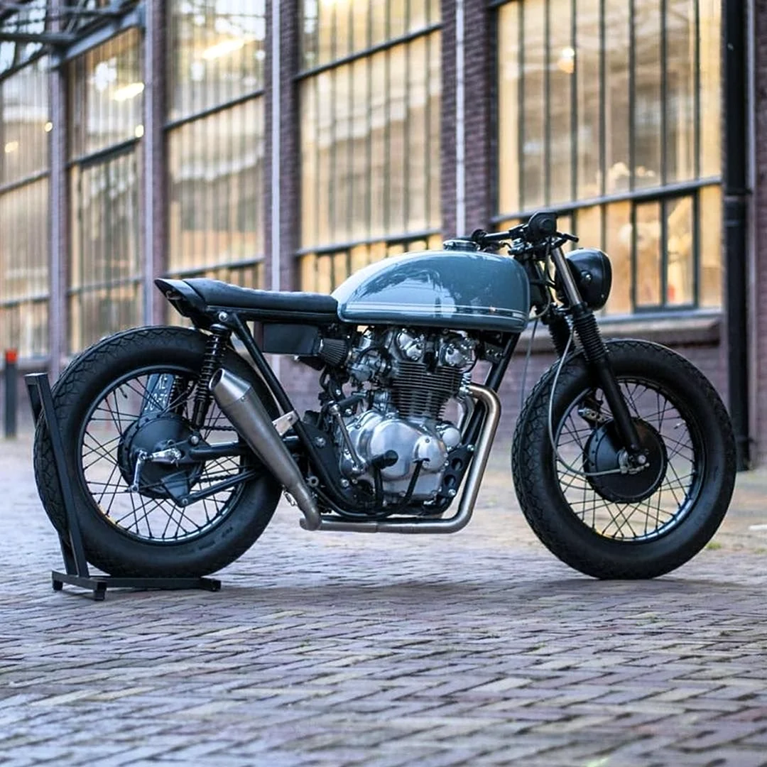 Каферы это. Кафе рейсер мотоцикл. Honda Cafe Racer. Cafe Racer мотоцикл Honda. Honda cb750 Cafe.