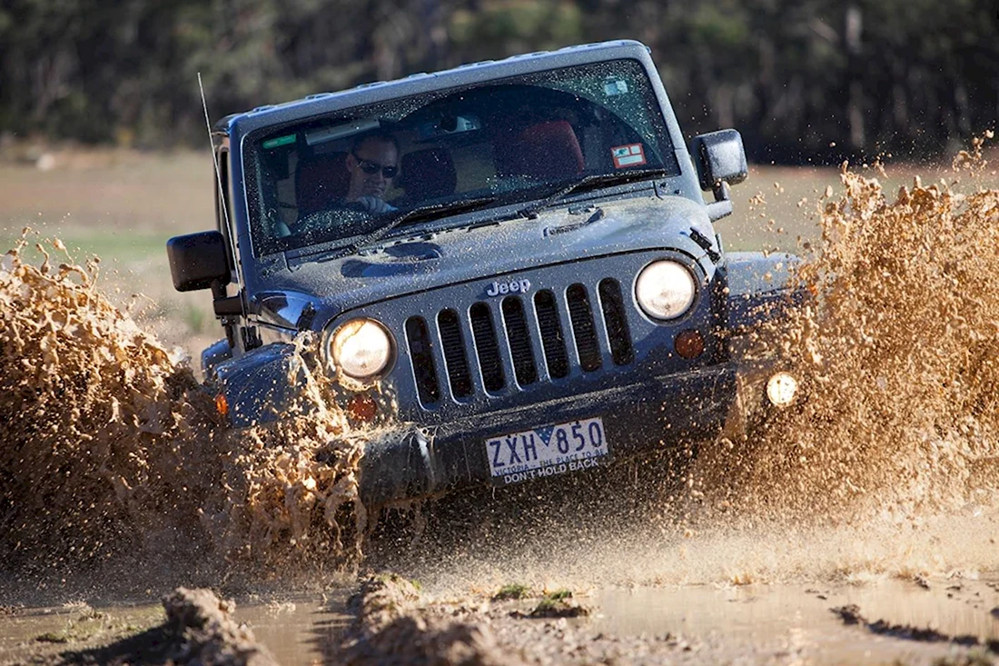 Jeep Wrangler Rubicon в грязи