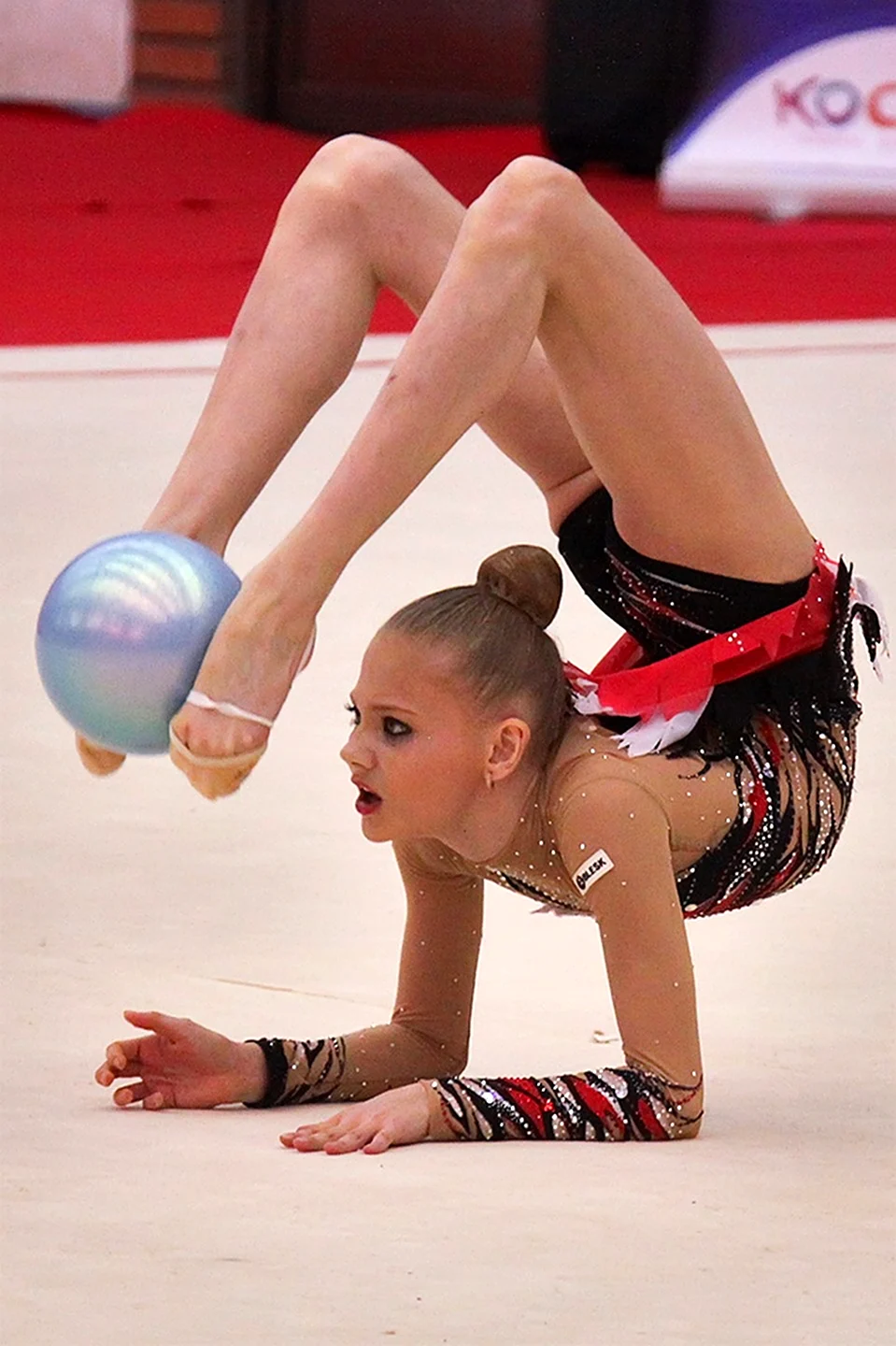 Кристина Пименова на соревнованиях по художественной гимнастике
