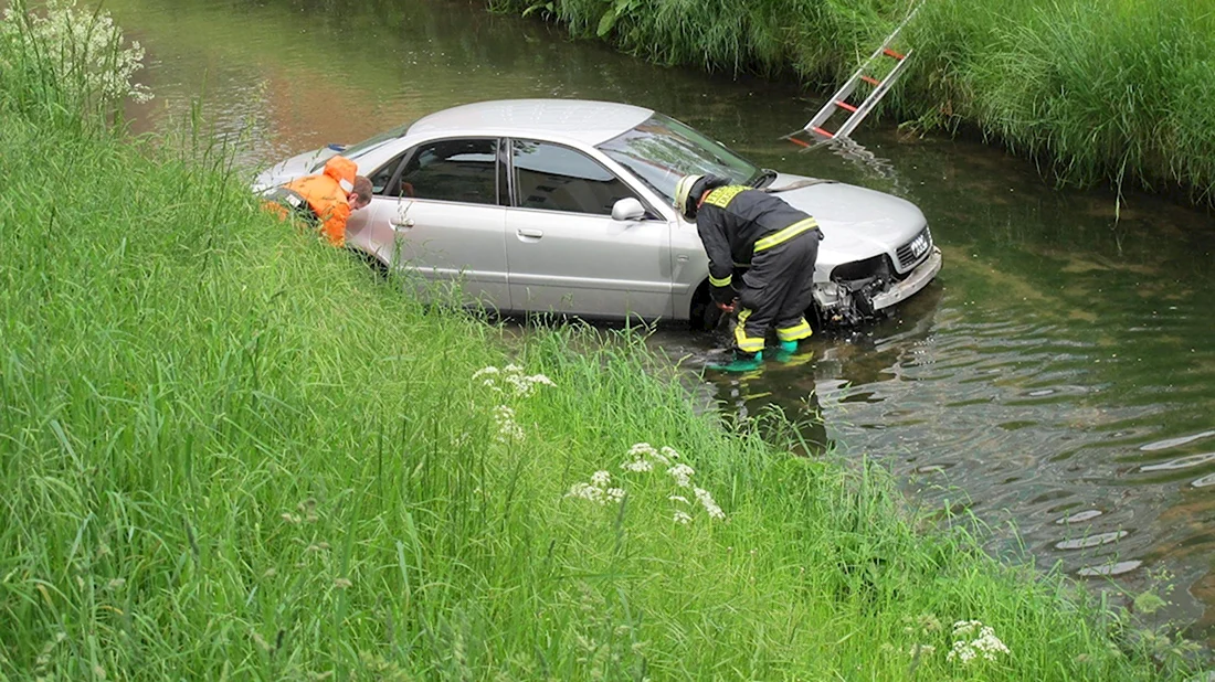Машина утонула в реке