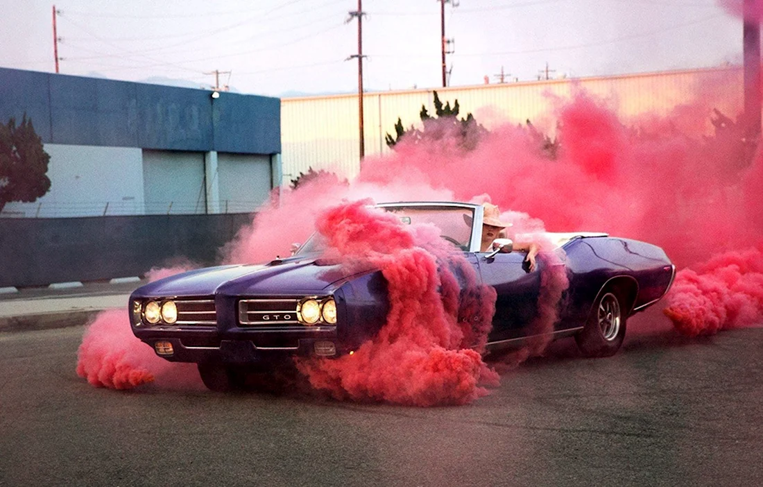 Машина в розовом дыму