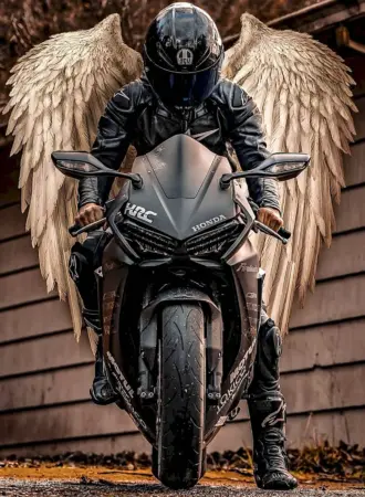Мотоциклист с крыльями ангела