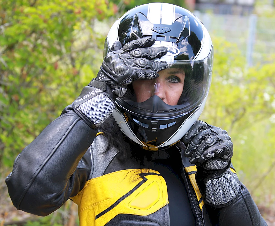 Мотоциклист в костюме и шлеме