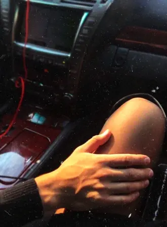 Мужская рука на коленке в машине