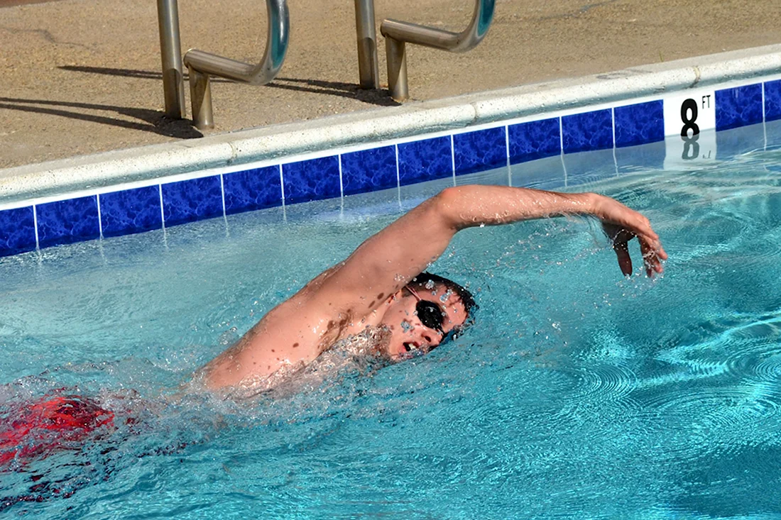 Нудистские соревнования по плаванию