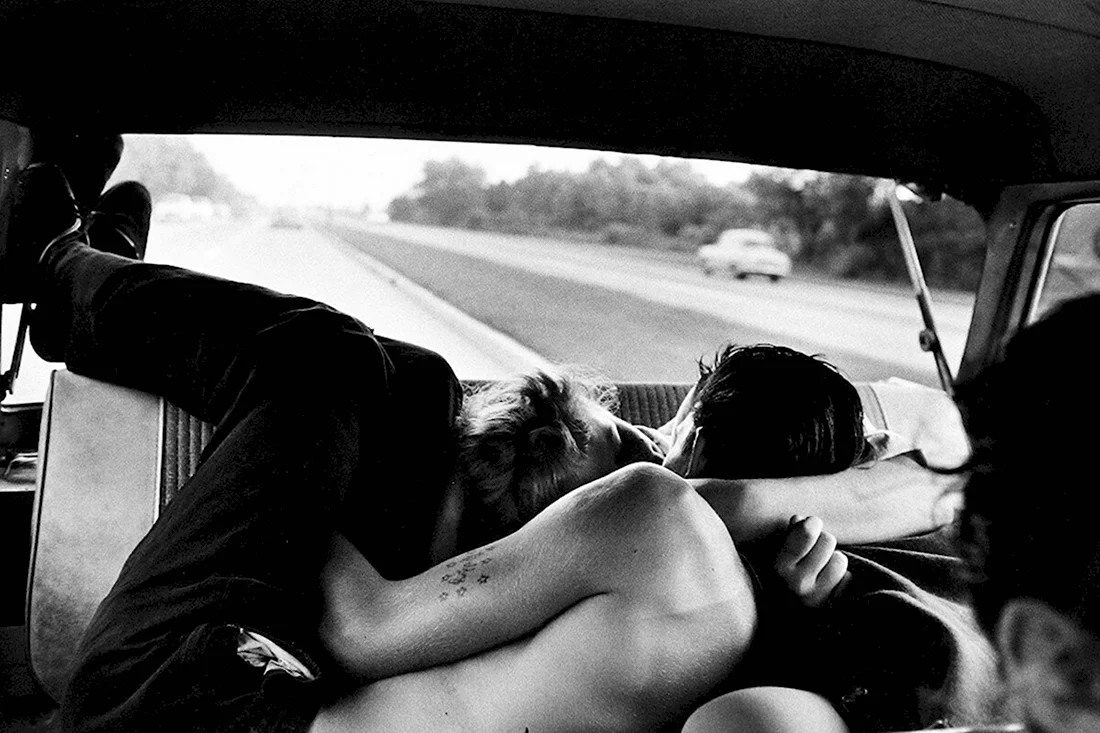 Поцелуй в машине