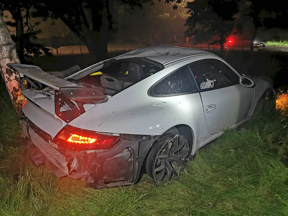 Разбитый разбитый Porsche 911