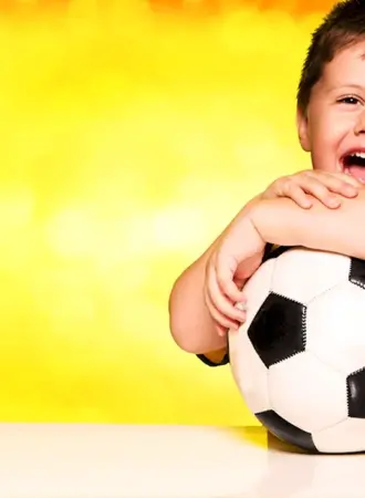Ребенок с футбольным мячом