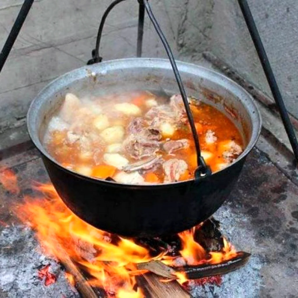 Шулюм на костре в казане. Шулюм из курицы в казане на костре. Шулюм из говядины в казане на костре. Шурпа шулюм.