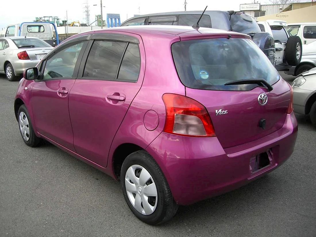 Тойота Витц розовая