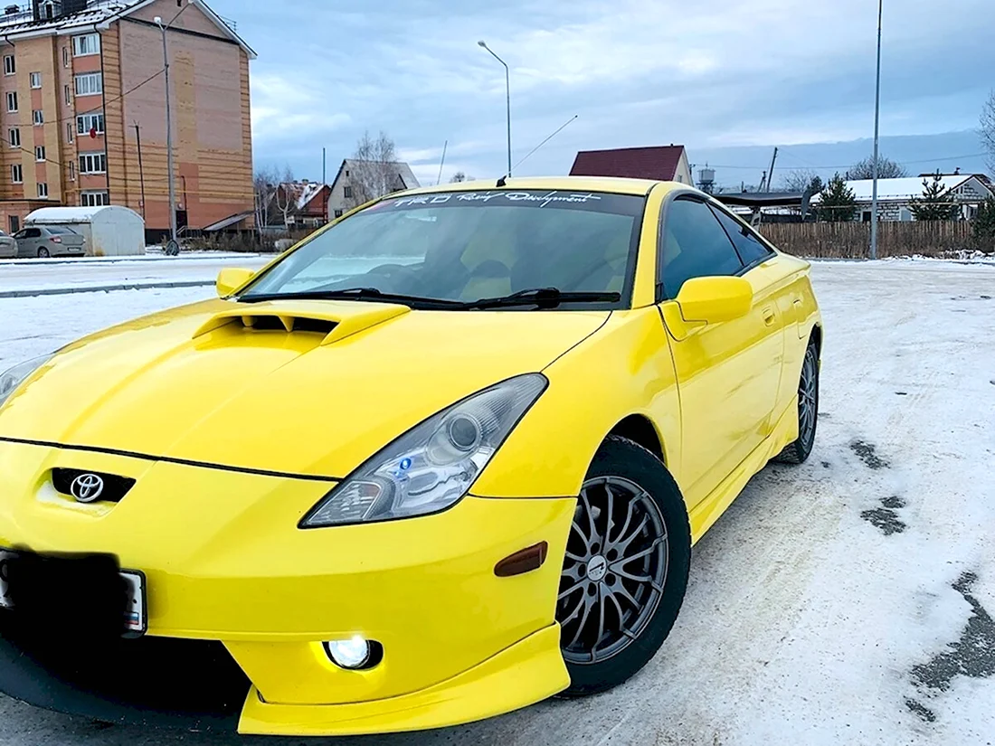 Toyota Celica желтая