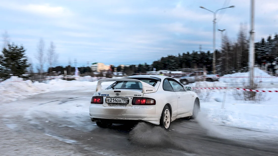 Заснеженные автомобили в Ханты-Мансийске