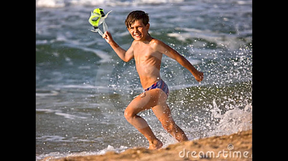Десятилетний мальчик на пляже