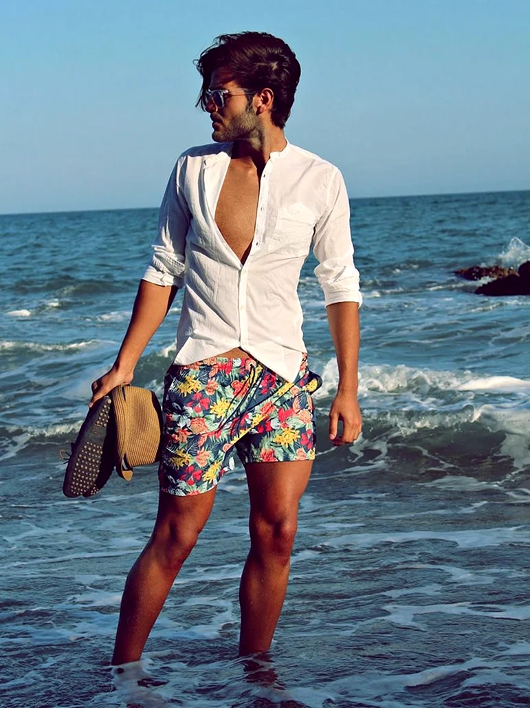 Красивые мужчины на пляже в одежде
