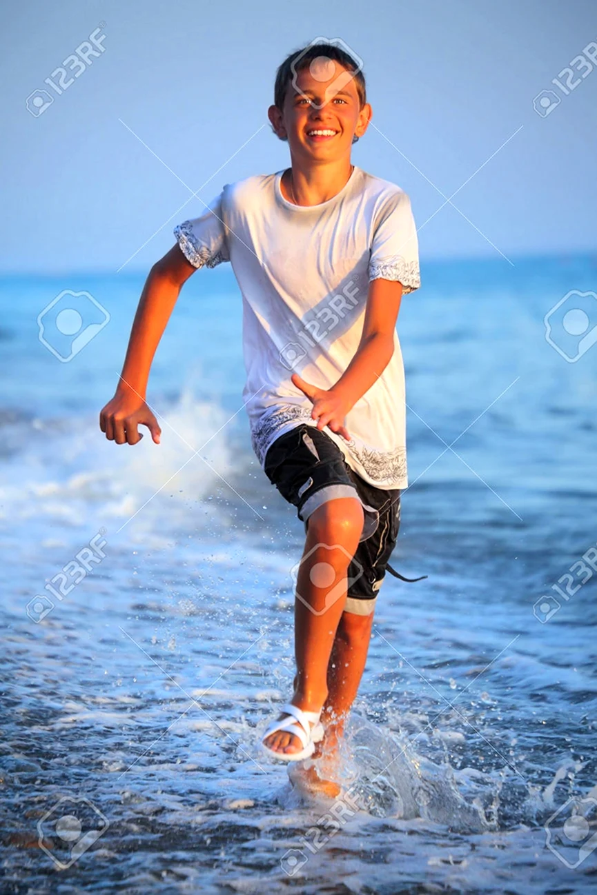 Мальчик подросток на пляже