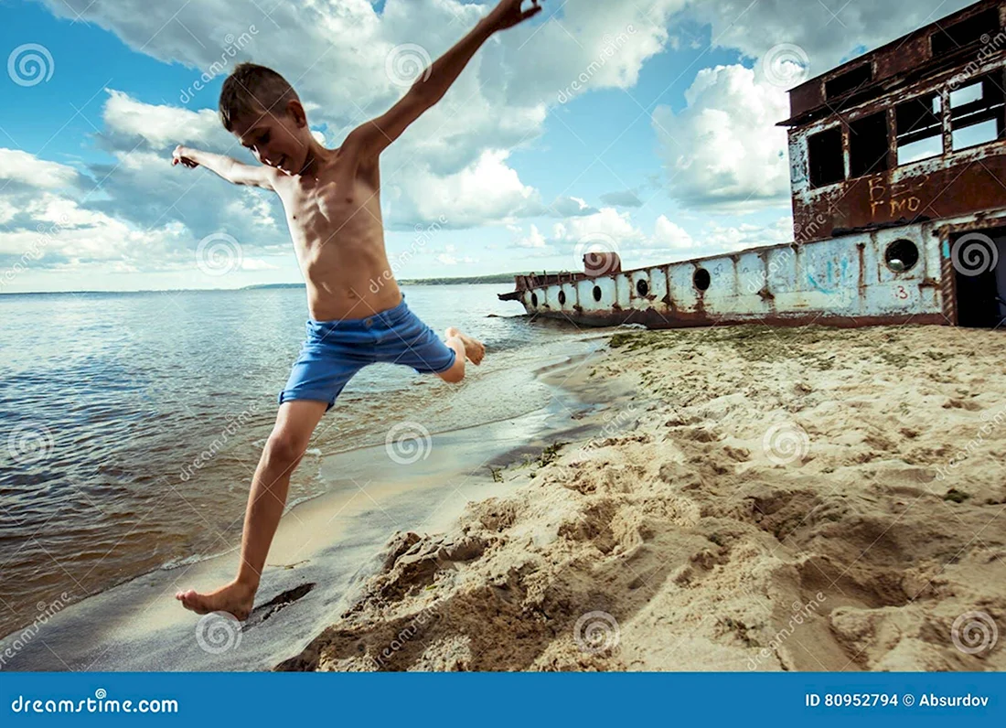 Мальчик в шортах на пляже