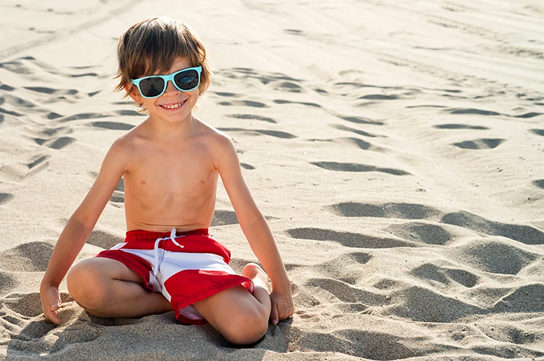 Маленький мальчик на пляже