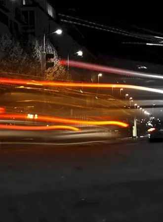 Машина в движении ночью