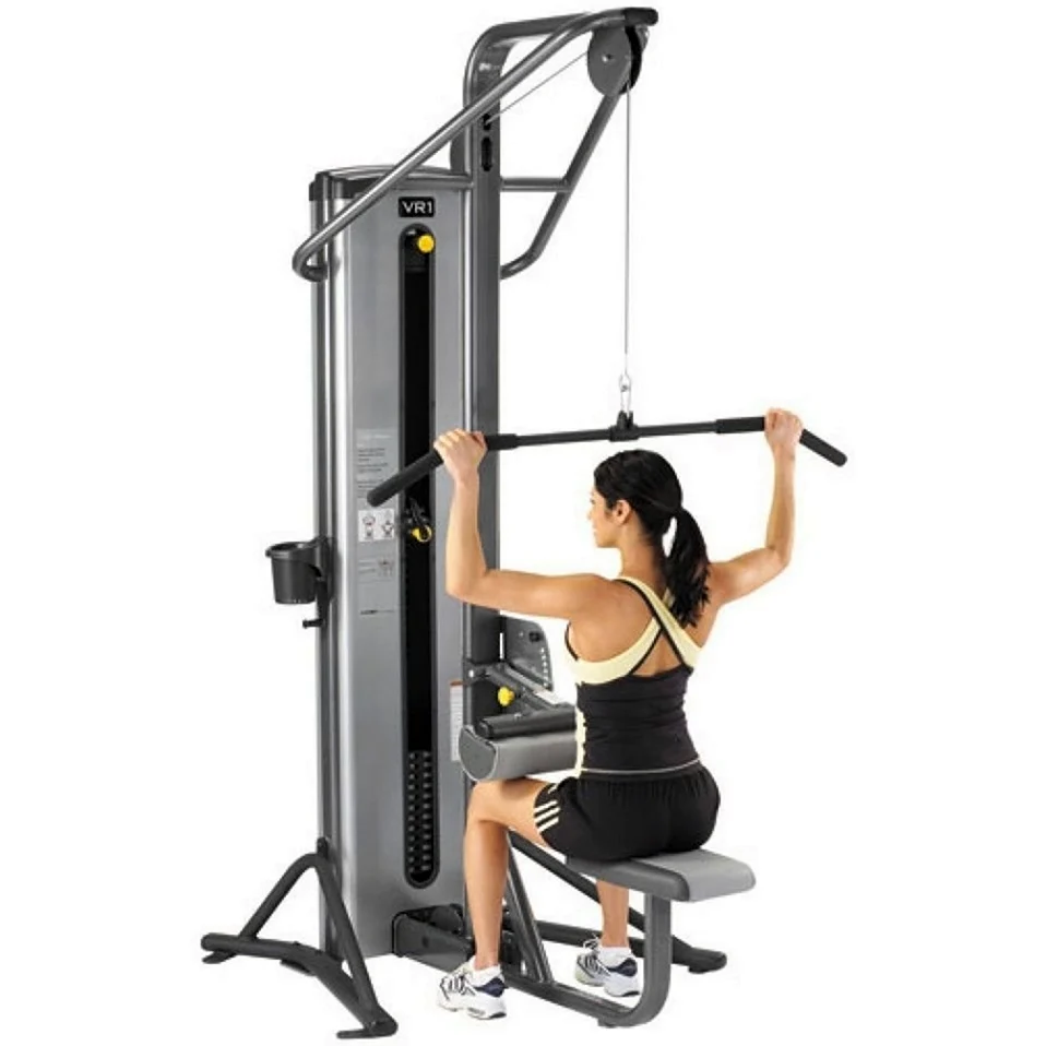 Упражнение вертикальная тяга. Lat Pulldown тренажер. Pulldown Machine тренажер. Lat Pulldown верхний блок. Pull down тренажер Technogym.