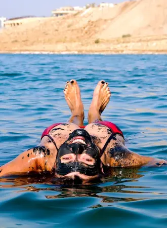 Женщина на Мертвом море